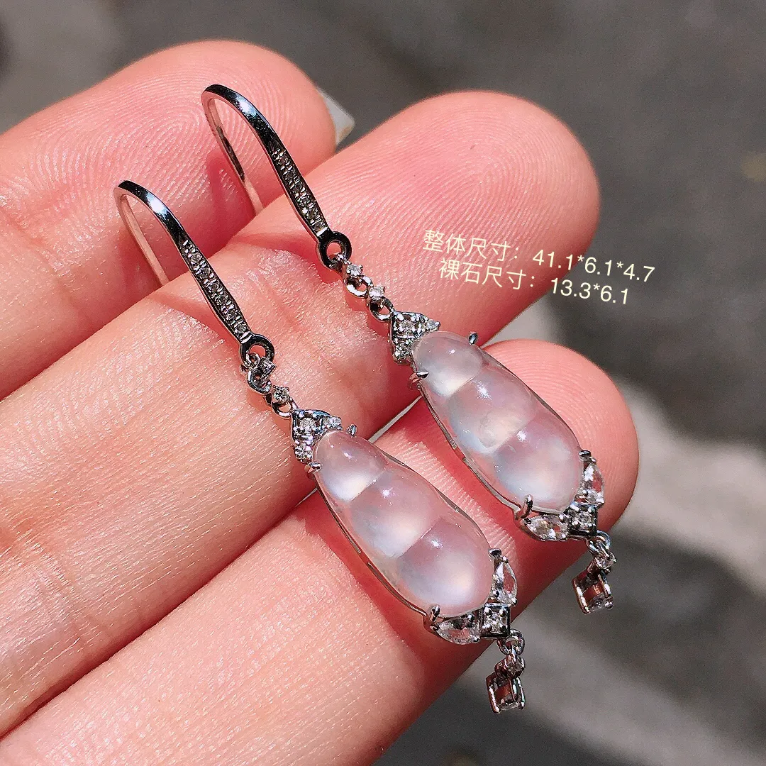 冰种福豆耳坠，玉质细腻，荧光感超
强，饱满圆润，气质满满。18k
金豪华镶嵌