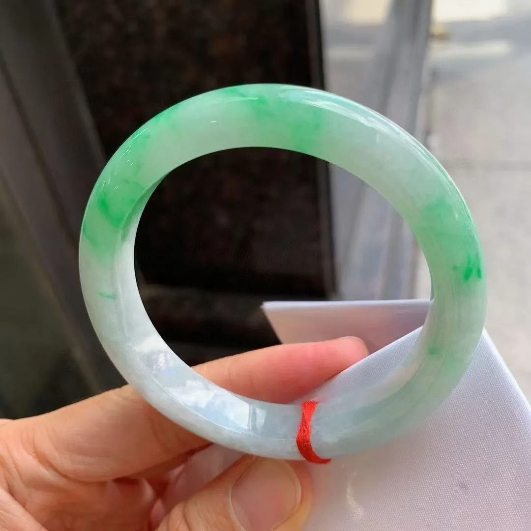 带色正圈
尺寸：56.5-11.5-8.9
色辣辣，底色均匀，种水很好，晶体细，卖相不错，上手效果好