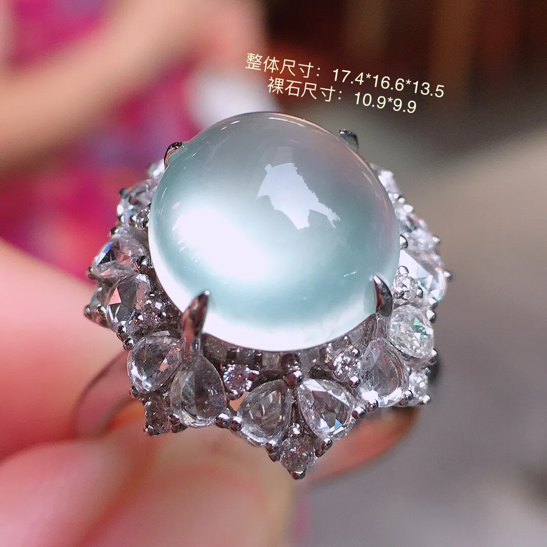 冰种蛋面戒指，玉质细腻，荧光感超
强，饱满圆润，气质满满。18k
金豪华镶嵌