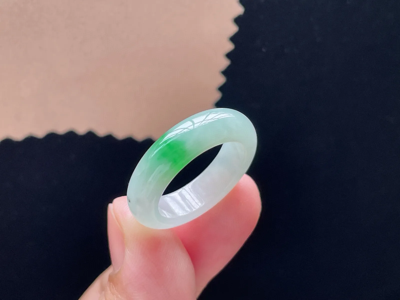 冰种飘绿·指圈

裸18.1-6.2-4.6