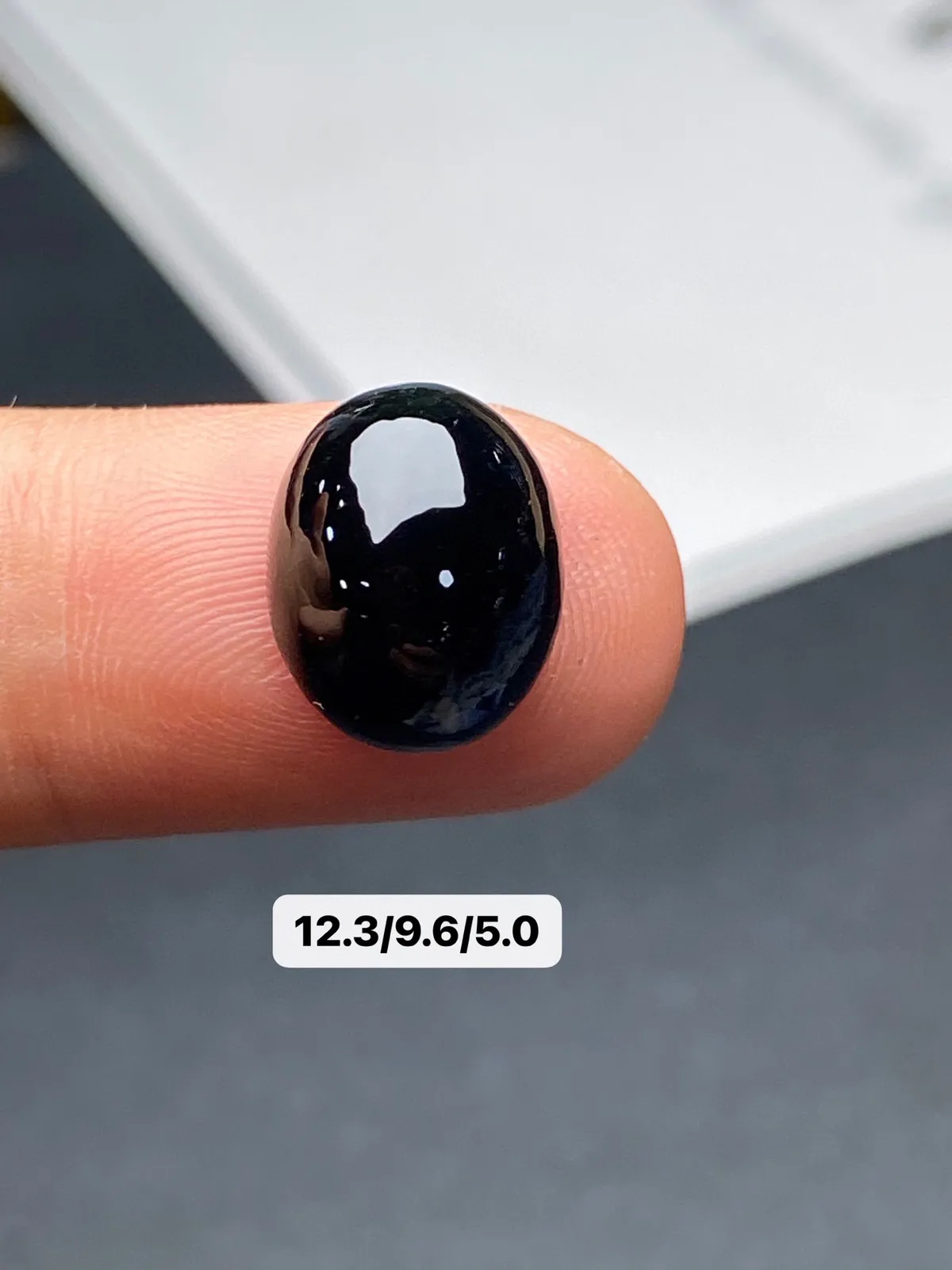 【墨翠裸石】
黑度油黑 灯打通透  品相饱满大气 尺寸12.3mm
