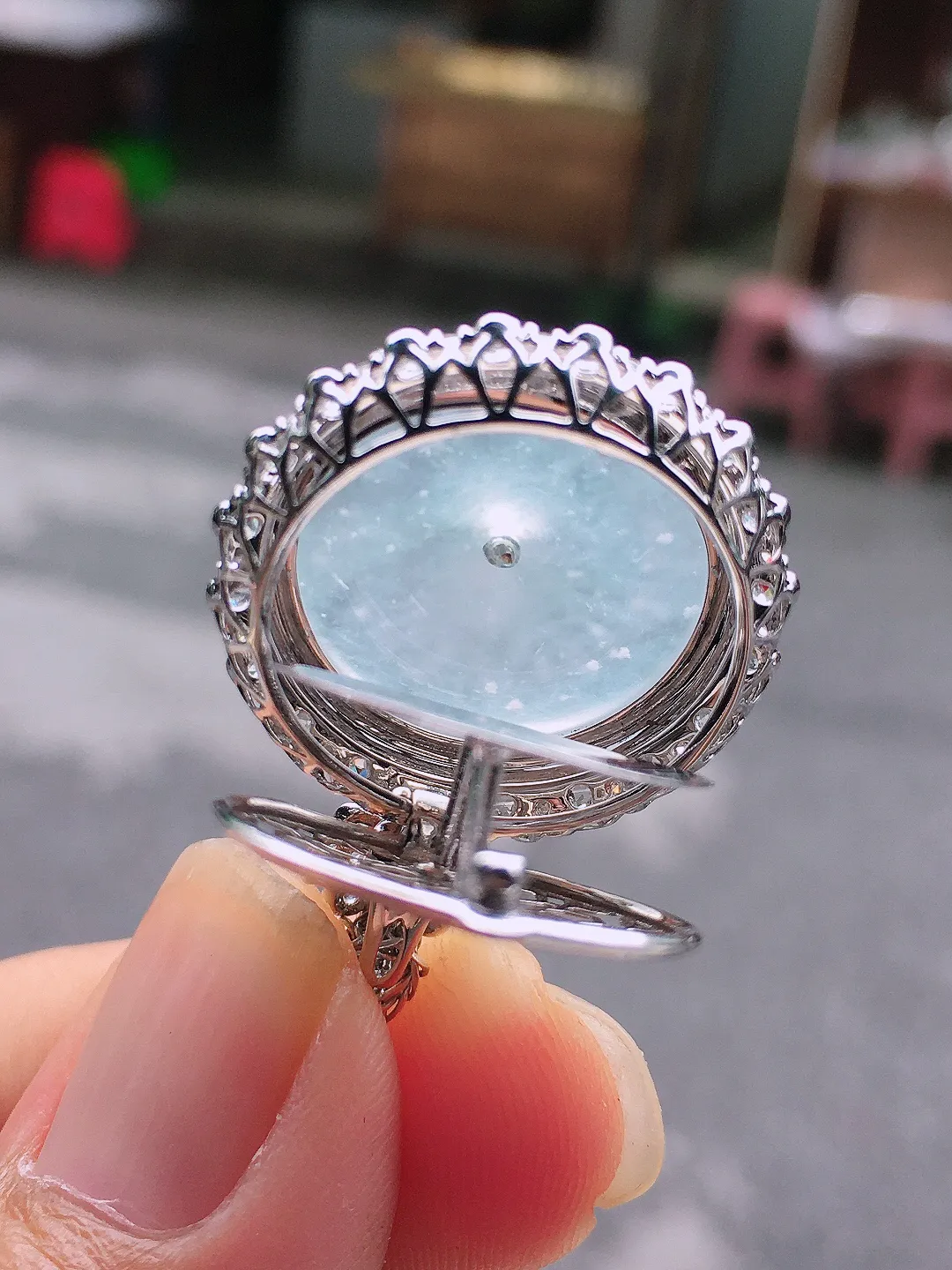 冰种平安扣吊坠，玉质细腻，荧光感超
强，饱满圆润，气质满满。18k
金豪华镶嵌