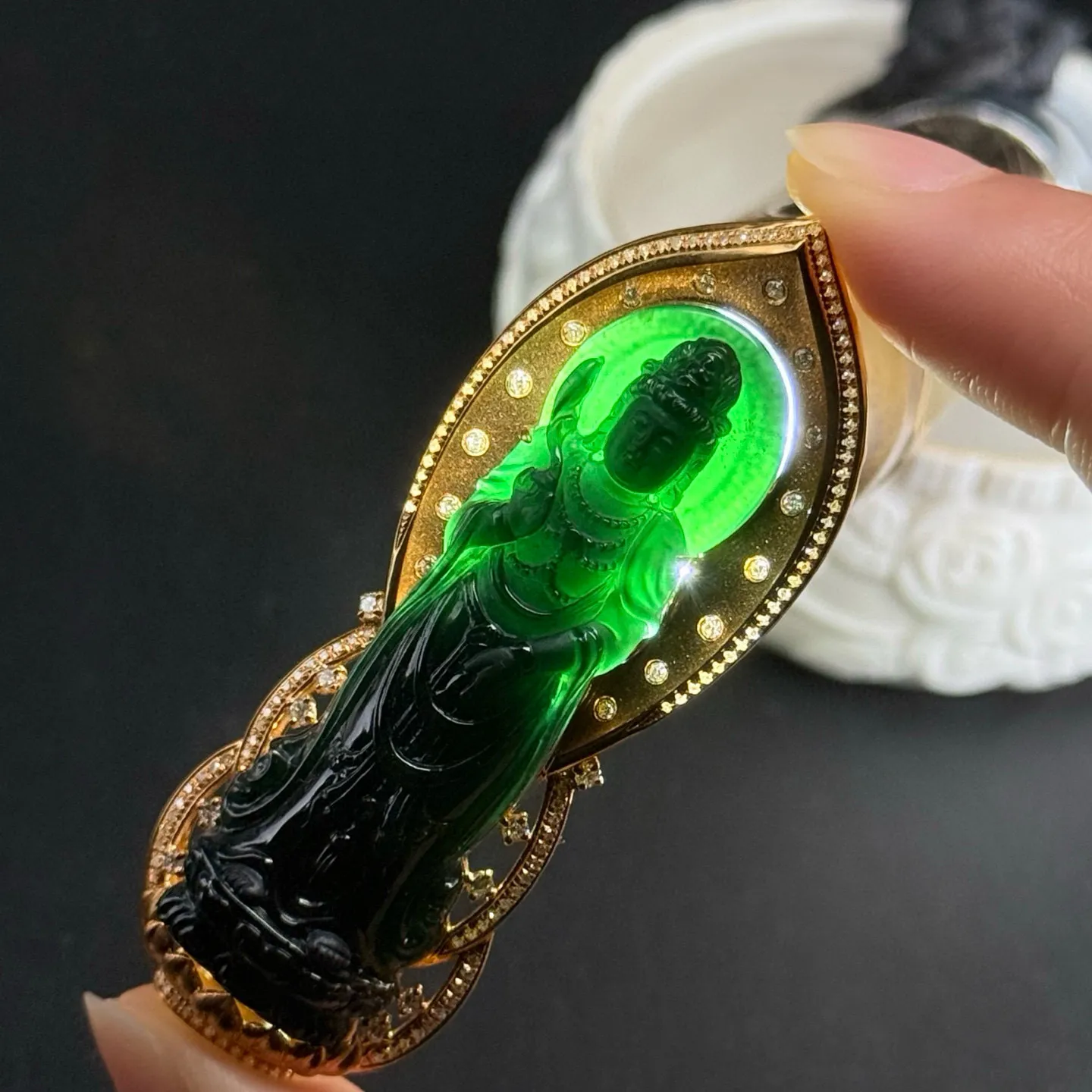 精品18k墨翠站观音 种好色正 黑度极好 打灯通透 油性十足 尺寸63.3