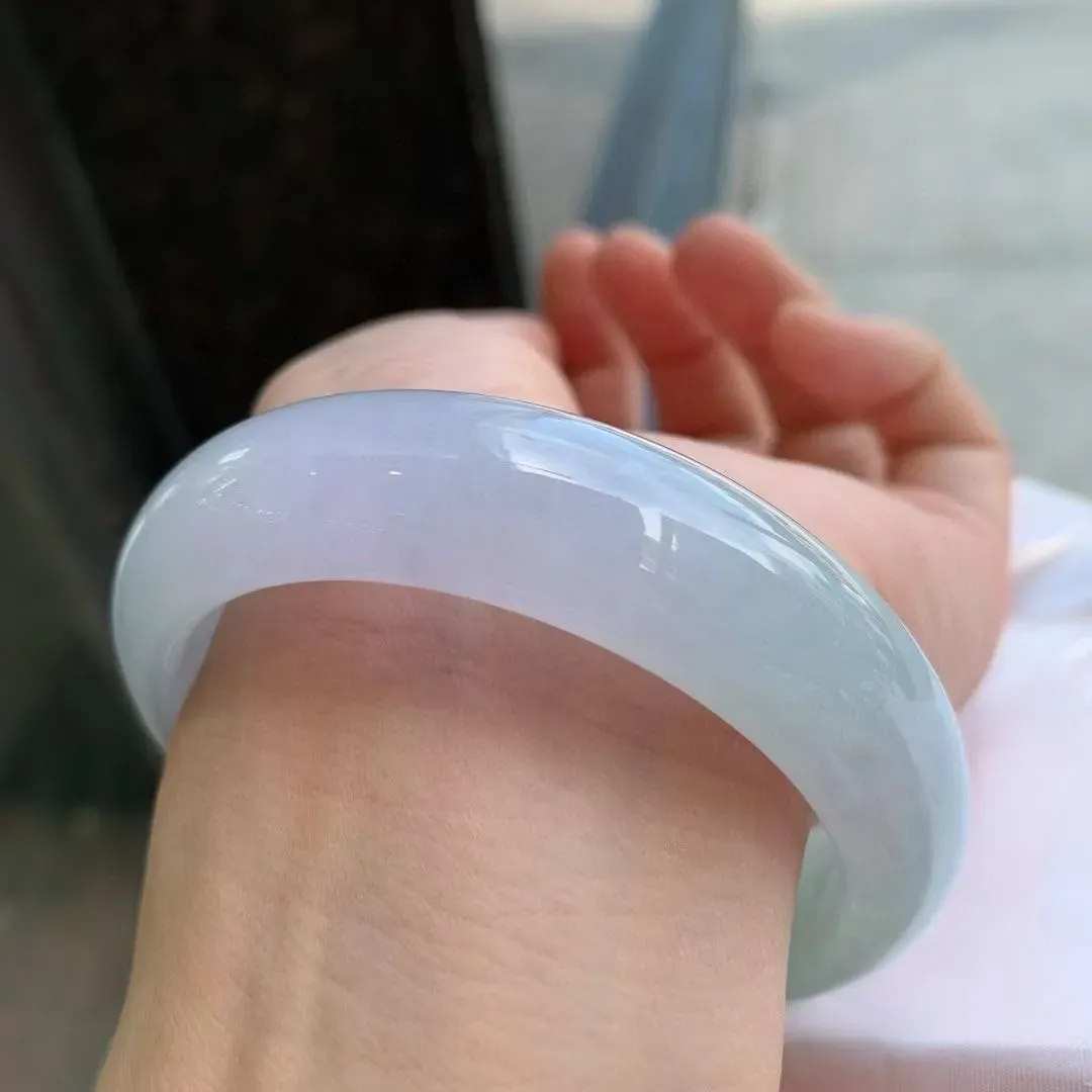 春彩正圈
尺寸：60-16.2-9.2
特色春彩，底色均匀，种水很好，晶体细，卖相不错，上手效果好，大圈口版型好