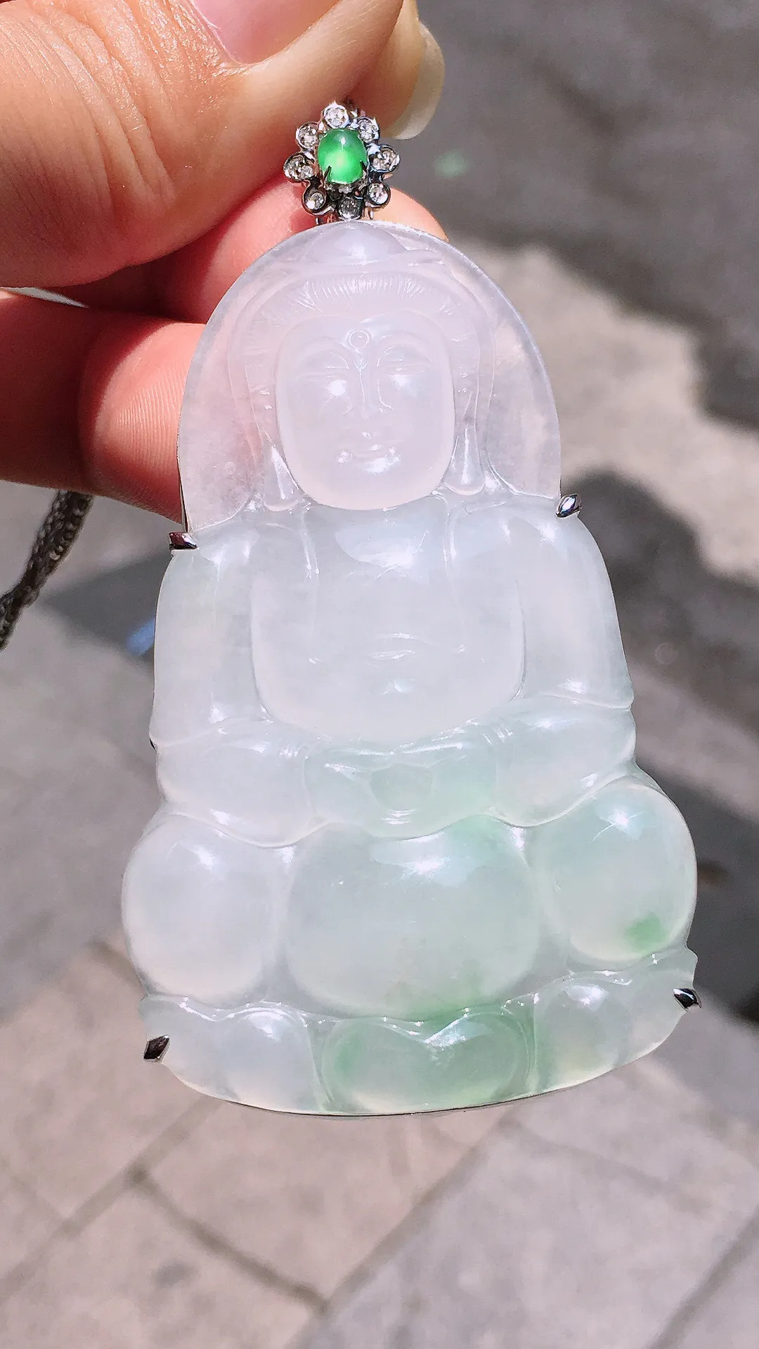 冰种观音吊坠，玉质细腻，荧光感超
强，饱满圆润，气质满满。18k
金豪华镶嵌