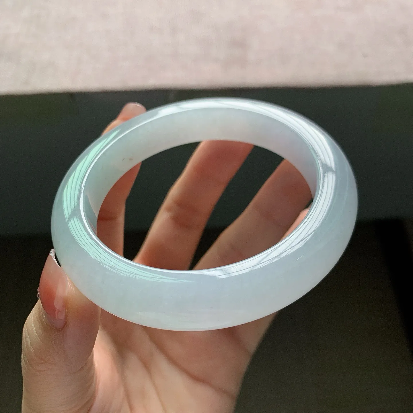 60-61圈口。自然光实拍，老坑翡翠冰紫正圈大圈口厚装翡翠手镯，尺寸:60.4-12.5-10.5mm，无纹裂，重量83.09