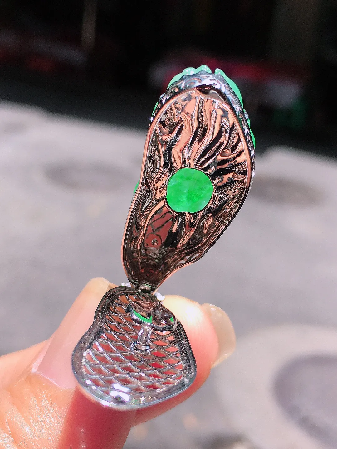 阳绿【年年有余】吊坠，色泽均匀艳丽，玉质细腻，荧光感超
强，饱满圆润，气质满满。18k
金豪华镶嵌
