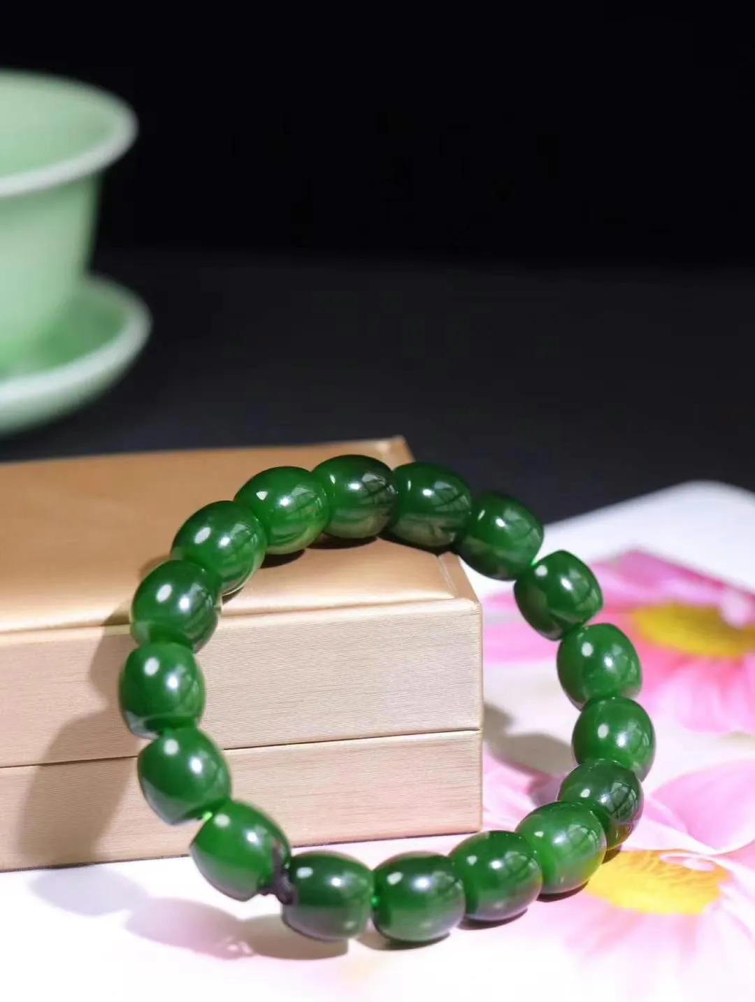 （老型珠.手串）

精品 和田玉碧玉老型珠手串，玉质细腻油润 饱满光滑 质朴无华，悠远简单，人心境界远，百世修炼深，心灵常驻善意持，觉悟人生百世修。
重55.1克    尺寸取一12-11mm    I11924906825