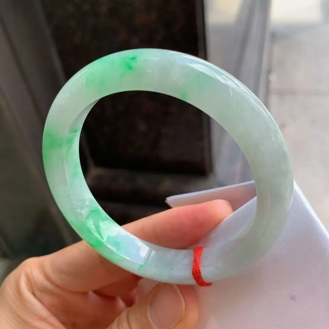 带色正圈
尺寸：56.5-11.5-8.9
色辣辣，底色均匀，种水很好，晶体细，卖相不错，上手效果好