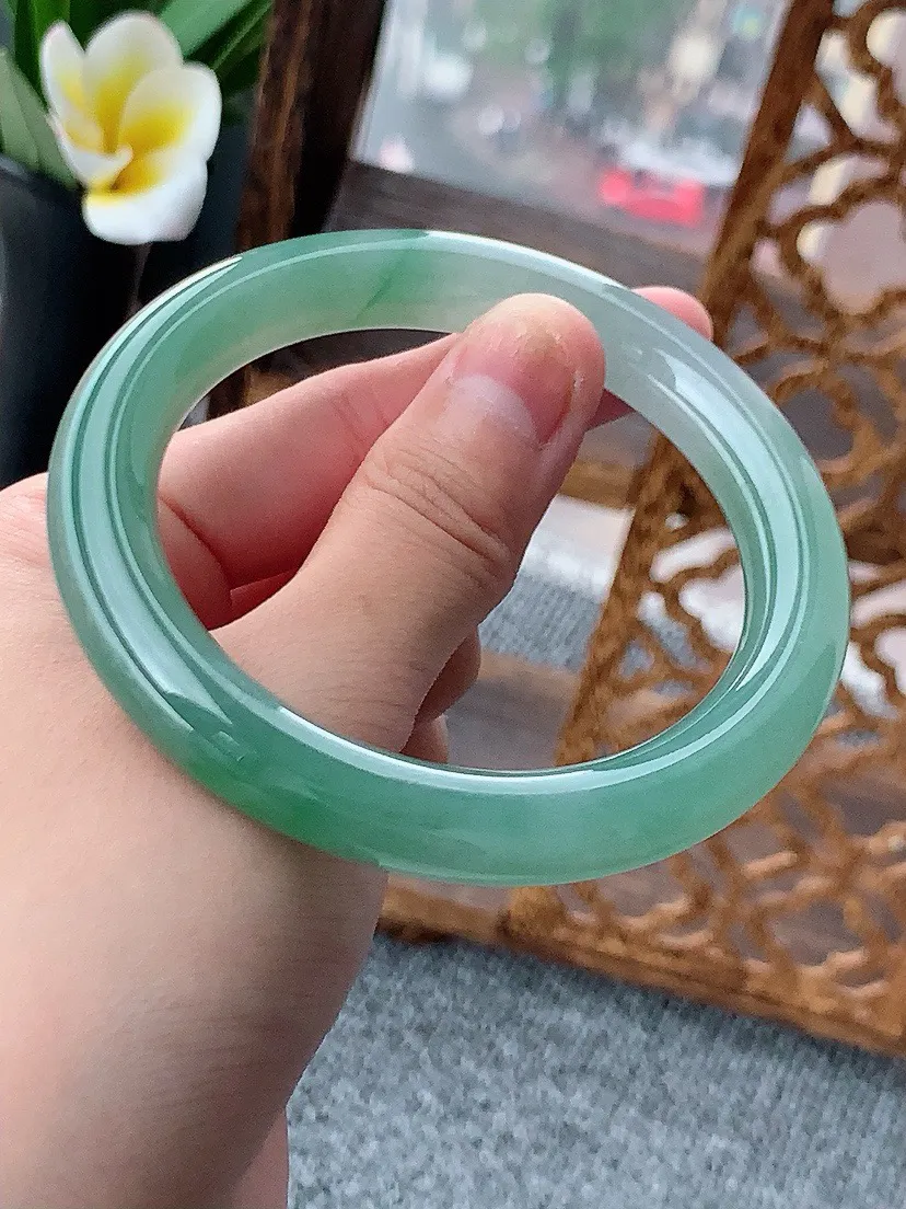 a货翡翠老坑飘绿圆条手镯57-58圈口 尺寸57.5×9.8mm 重量57.60g 0618Km