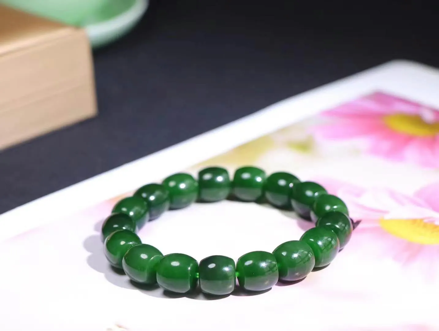 （老型珠.手串）

精品 和田玉碧玉老型珠手串，玉质细腻油润 饱满光滑 质朴无华，悠远简单，人心境