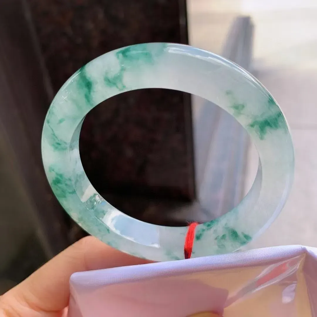 飘花正圈
尺寸：55.6-11.8-9.5
花型好，底色均匀，种水很好，晶体细，卖相不错，上手效果好