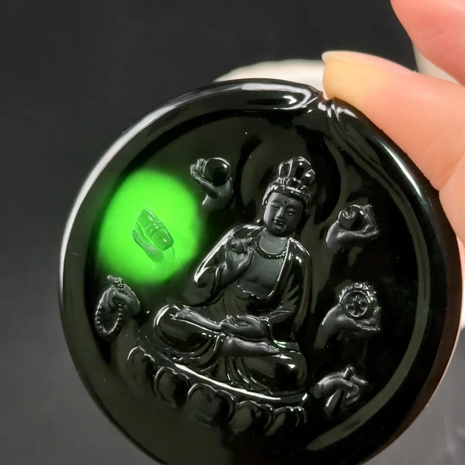 精品墨翠千手观音 种好色正 黑度极好 打灯通透 油性十足 尺寸55.2