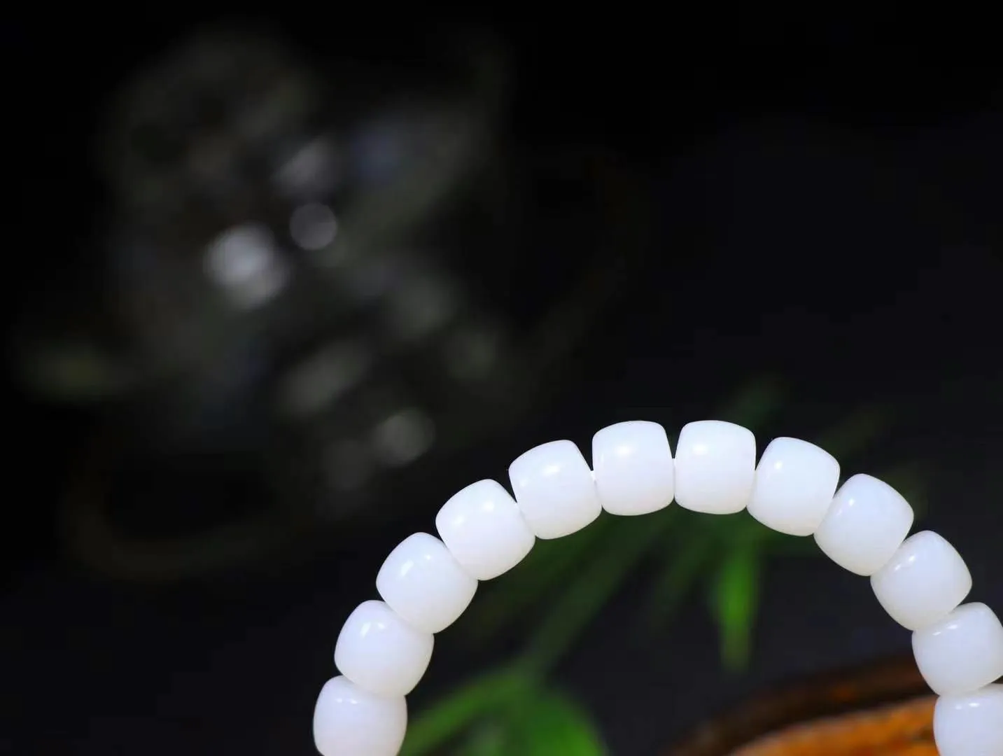 （老型珠.手串）

羊脂玉老型珠手串，玉质细腻油润 饱满光滑 质朴无华，悠远简单，人心境界远，百世修炼深，心灵常驻善意持，觉悟人生百世修.
重30克    尺寸取一9-7mm I