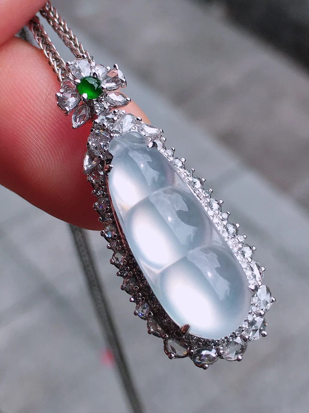 冰种福豆吊坠，玉质细腻，荧光感超
强，饱满圆润，气质满满。18k
金豪华镶嵌