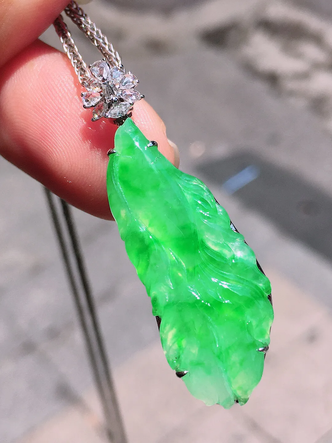 阳绿【年年有余】吊坠，色泽均匀艳丽，玉质细腻，荧光感超
强，饱满圆润，气质满满。18k
金豪华镶嵌