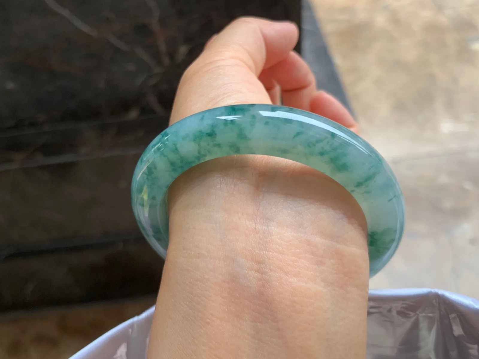 55-11-9.5mm
飘花手镯 底子细腻 花色均匀