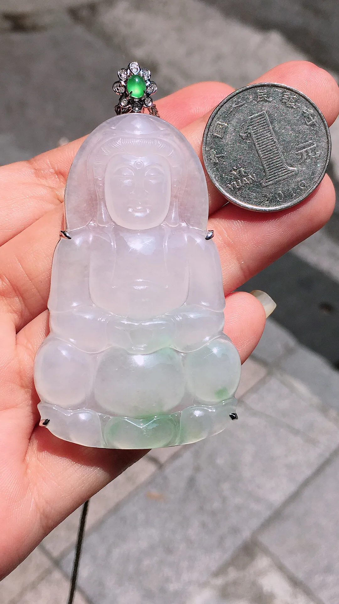 冰种观音吊坠，玉质细腻，荧光感超
强，饱满圆润，气质满满。18k
金豪华镶嵌