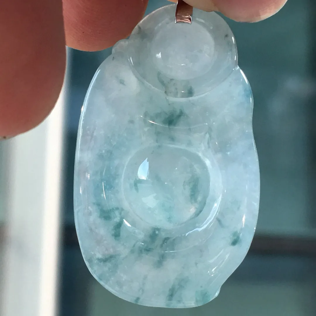 推荐【冰飘蓝花佛公】水润冰透，透光可见星点雪花棉，种老起光，细腻，胶感十足，飘正蓝花，飘花优雅，品相佳～～48.2*38.2*23.1*8.6 毫米，厚装饱满，这种品质和厚度超值～～