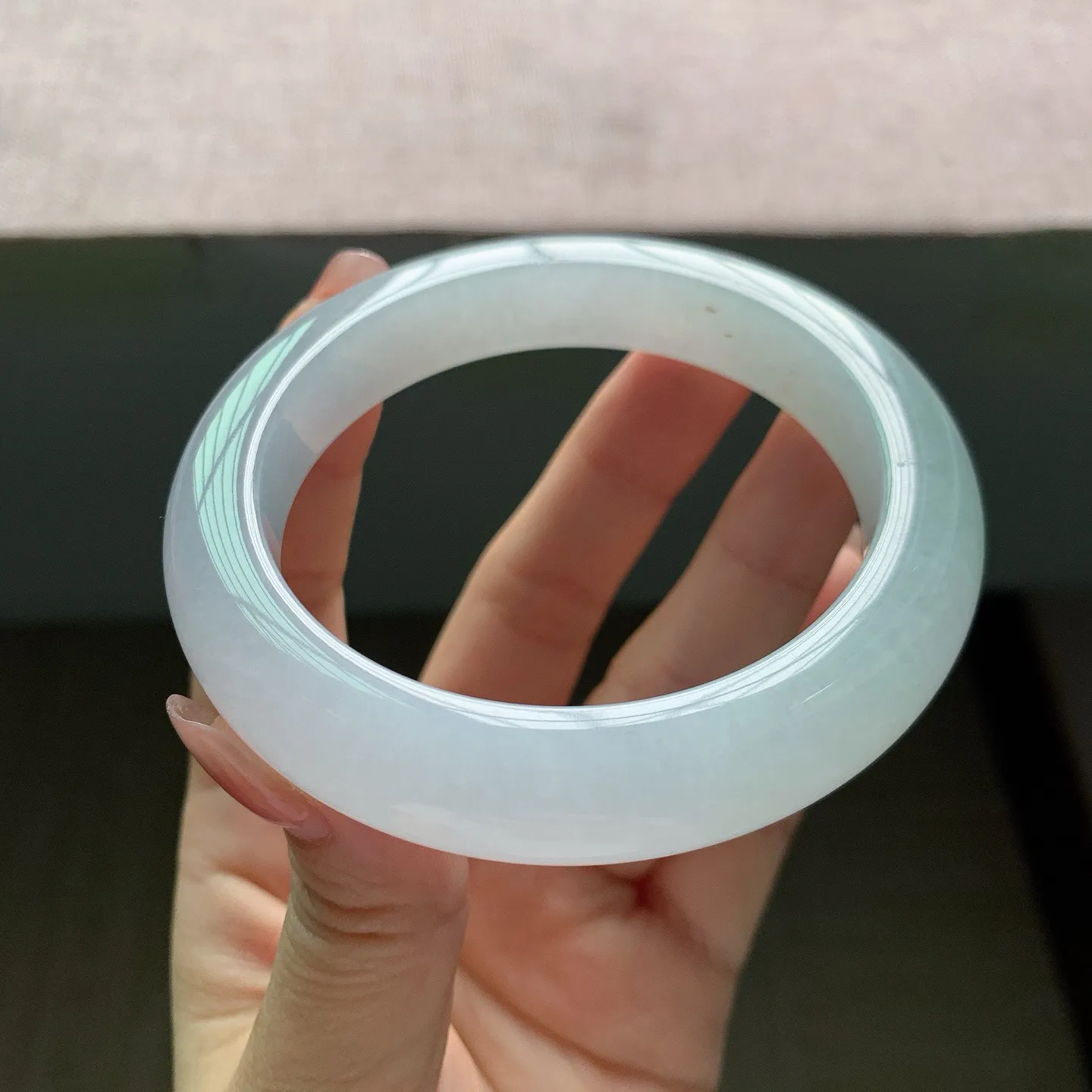 60-61圈口。自然光实拍，老坑翡翠冰紫正圈大圈口厚装翡翠手镯，尺寸:60.4-12.5-10.5mm，无纹裂，重量83.09