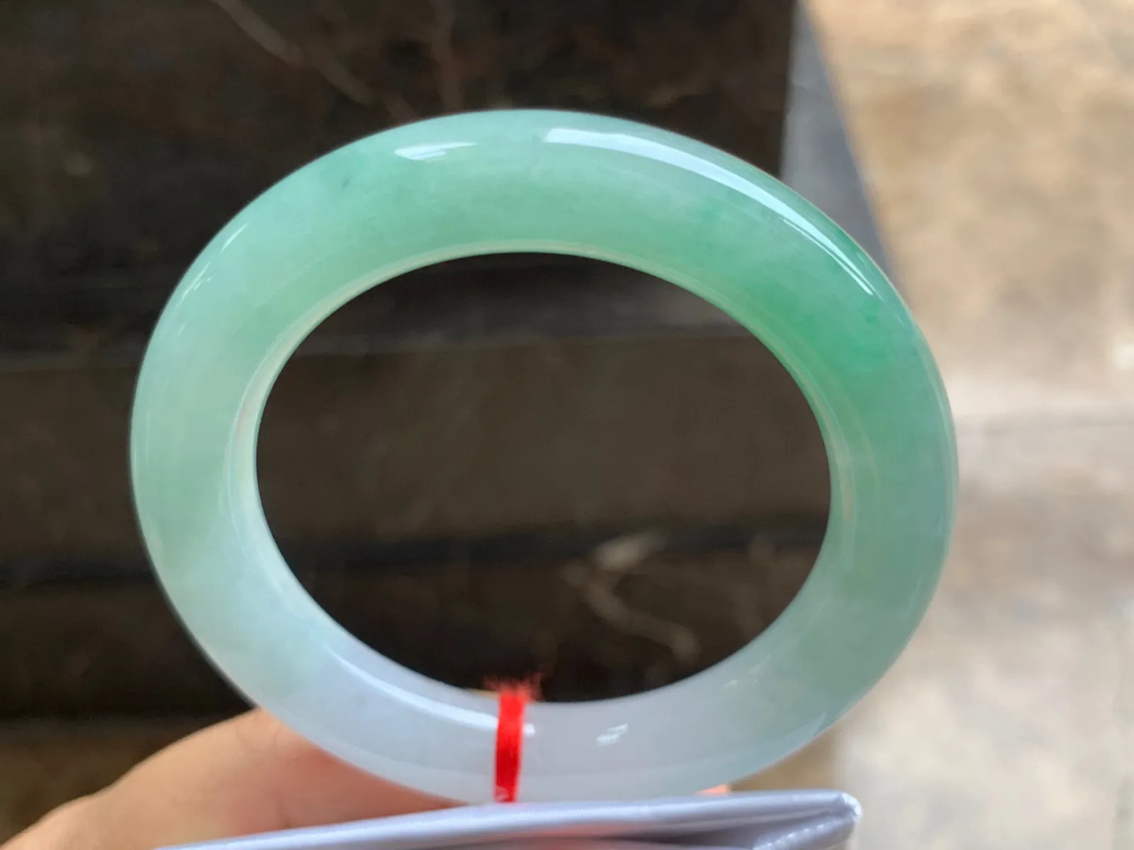 56-11mm
带色圆条手镯 底子细腻 颜色清新