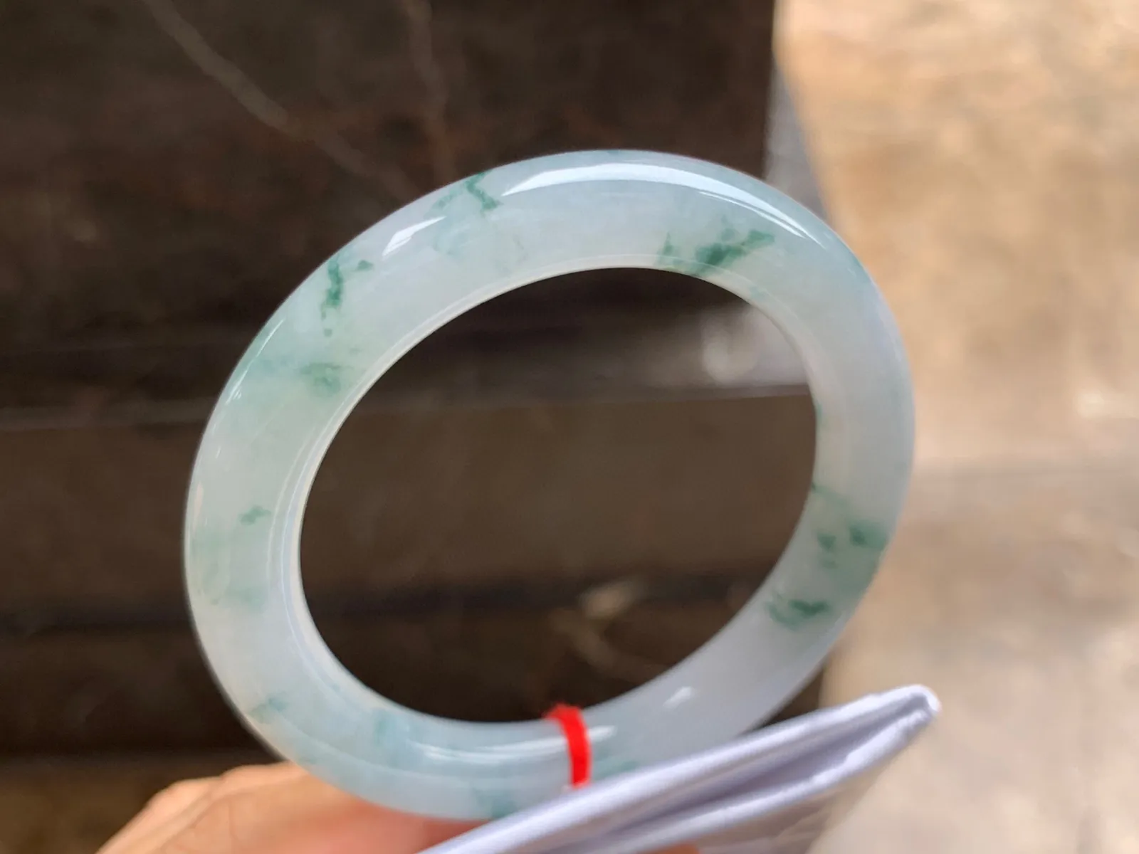 53.5-9.5mm
飘花圆条手镯 底子细腻 花色均匀