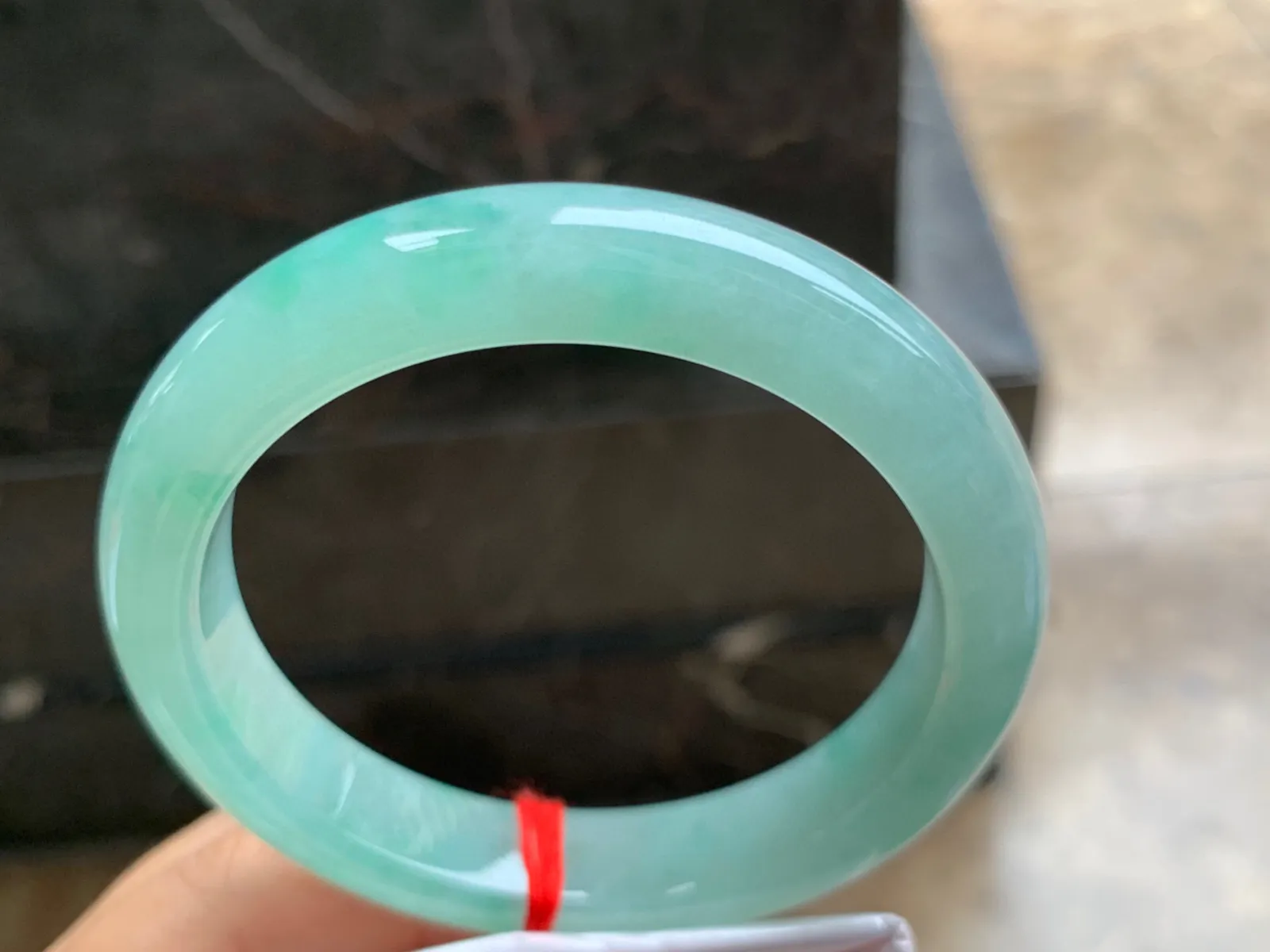 61-12.5-9mm
带色大圈口手镯 水润清新 超大圈口