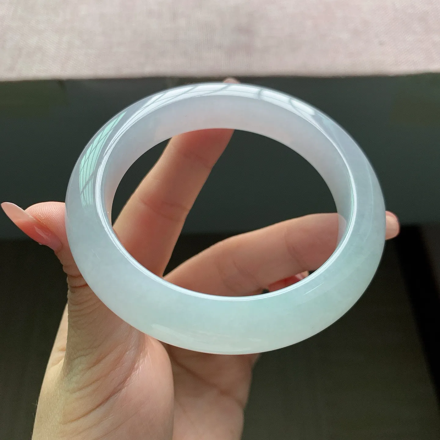 60-61圈口。自然光实拍，老坑翡翠冰紫正圈大圈口厚装翡翠手镯，尺寸:60.4-12.5-10.5mm，无纹裂，重量83.09