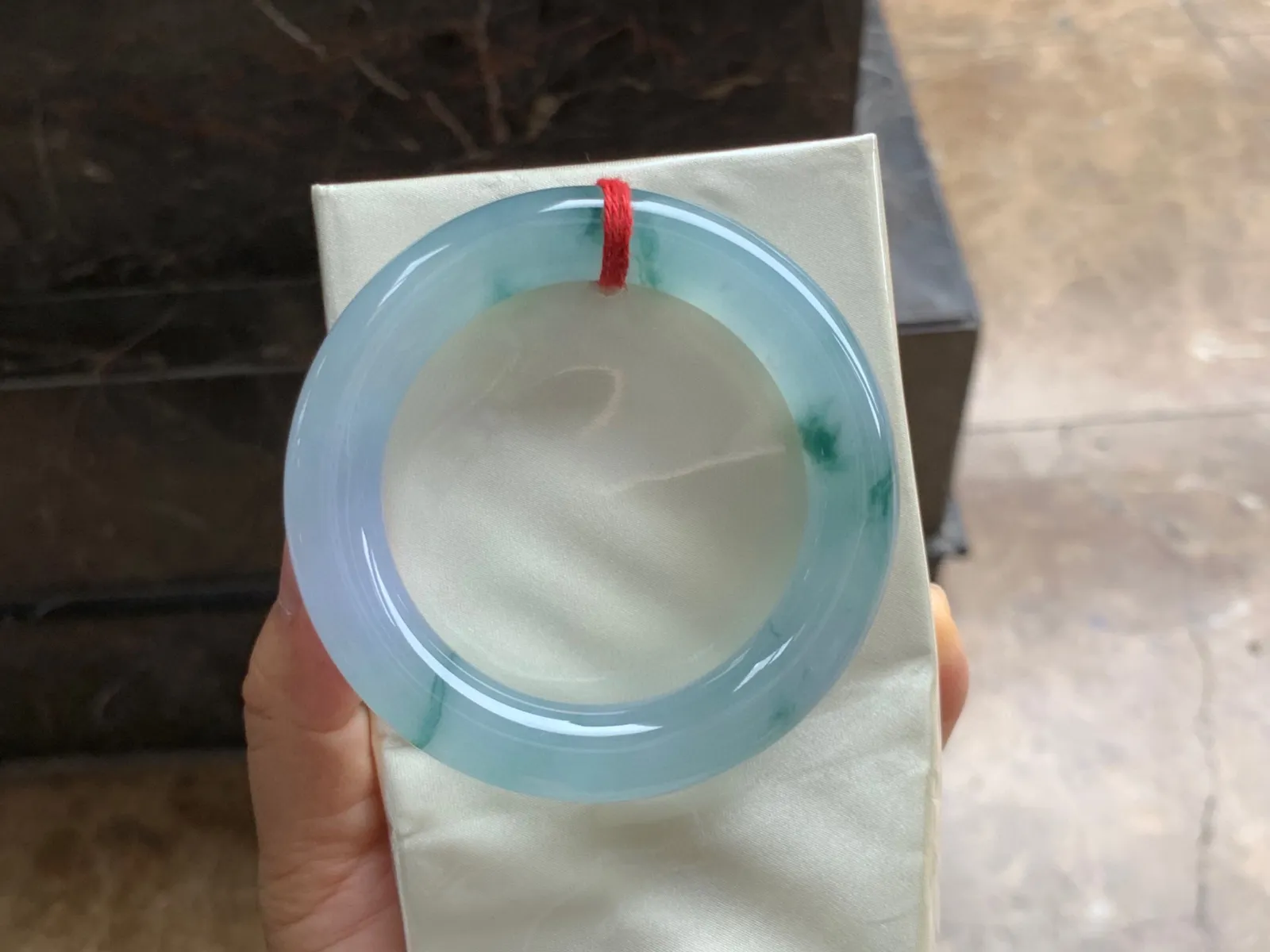 56-12.5mm
冰种飘花圆条手镯 冰透水润 起胶的料子 条形优秀 上手漂亮