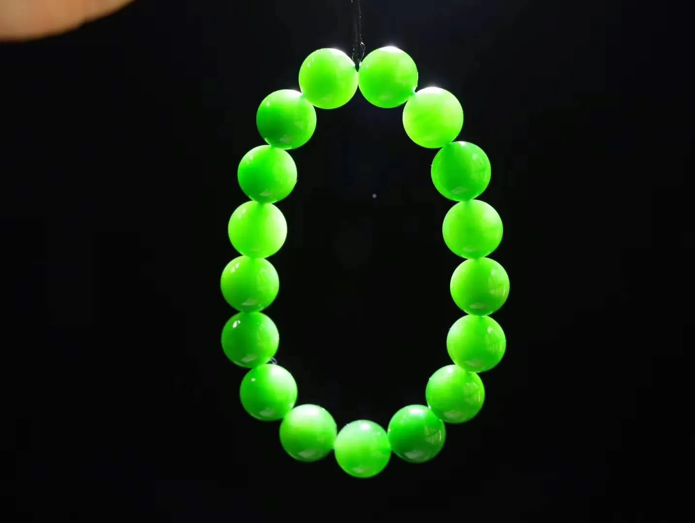 【腕间风华.手串】

精品️和田玉碧玉圆珠手串，天然纯净，玉质细腻，圆润如珠，佩戴于腕间，尽显高贵气质。无论是日常搭配还是重要场合，都是您优雅风范的点睛之笔。
重45.4克  尺寸取一11.8mm I11924906825