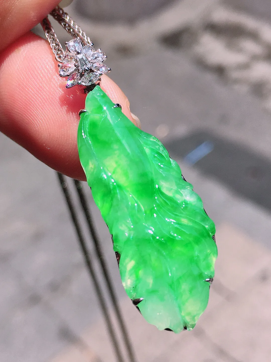 阳绿【年年有余】吊坠，色泽均匀艳丽，玉质细腻，荧光感超
强，饱满圆润，气质满满。18k
金豪华镶嵌
