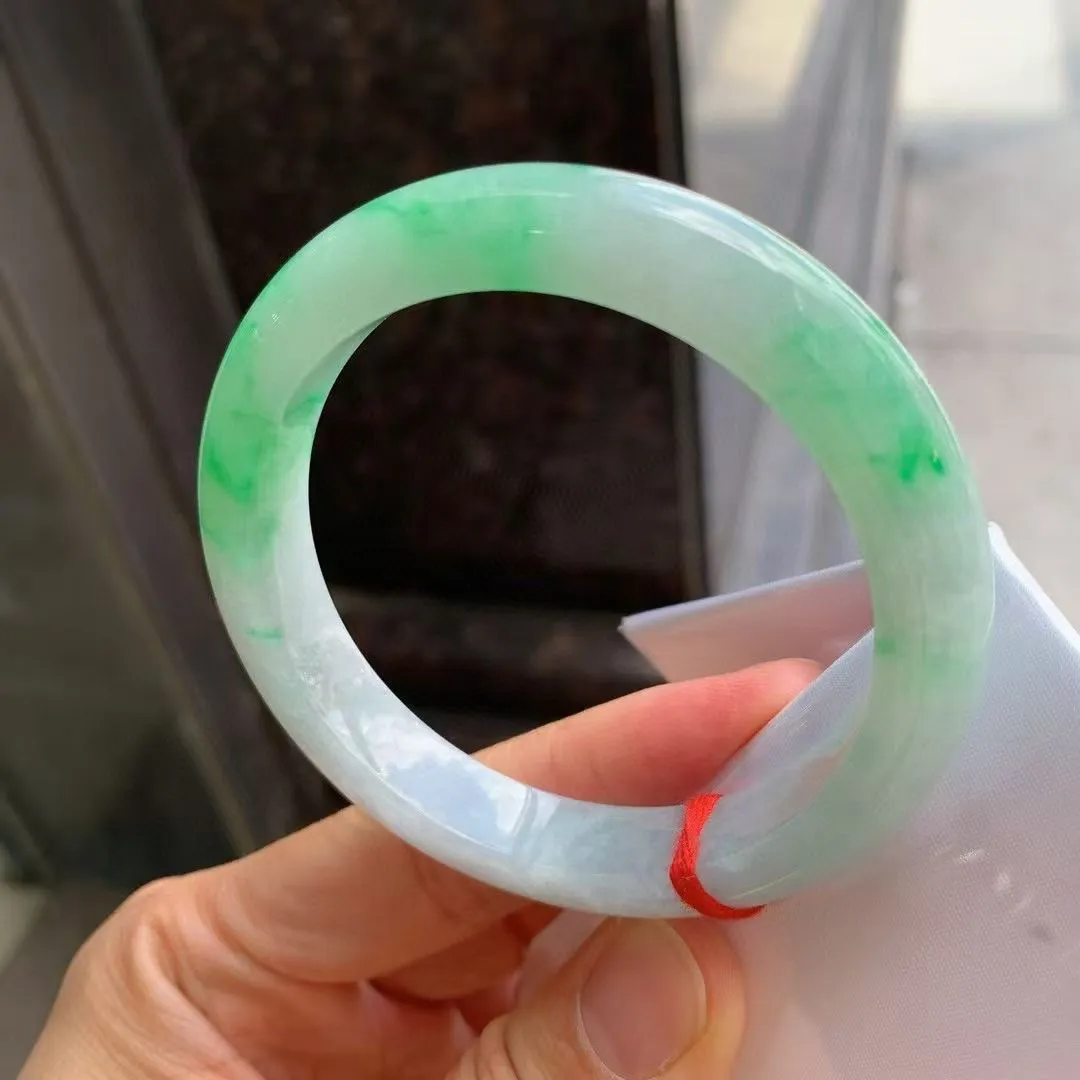 带色正圈
尺寸：56.5-11.5-8.9
色辣辣，底色均匀，种水很好，晶体细，卖相不错，上手效果好