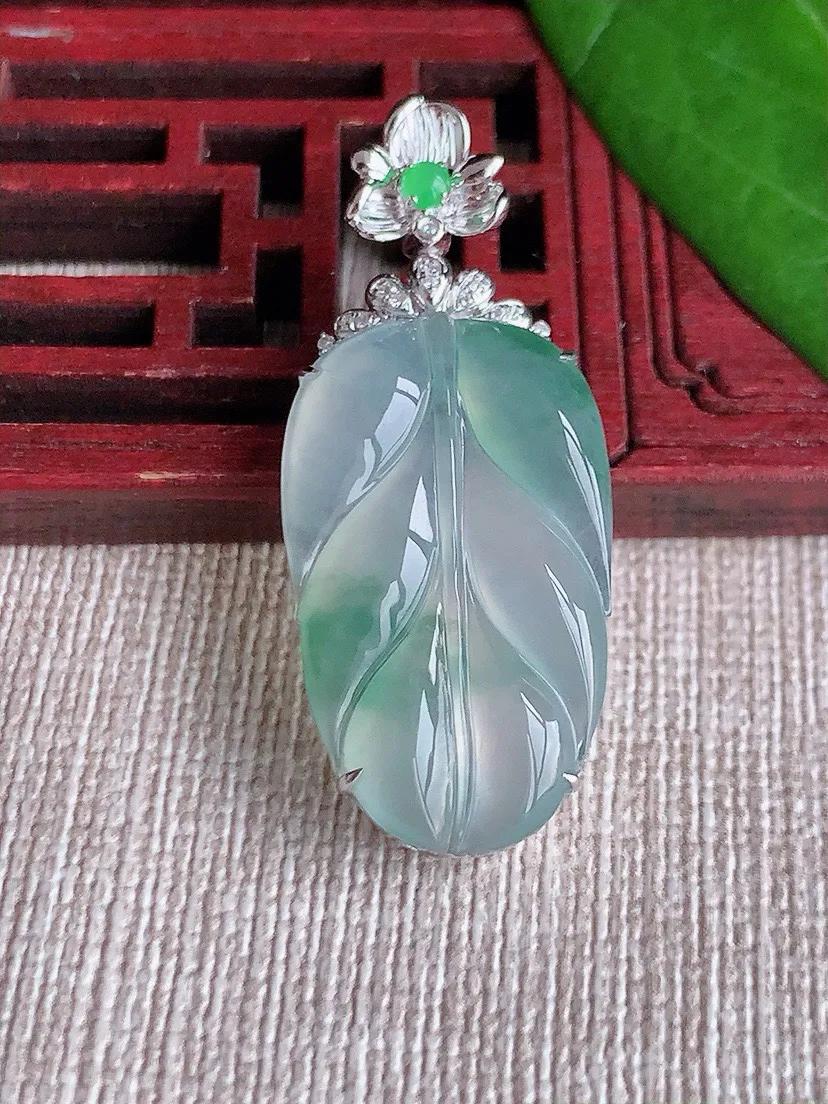 a货翡翠老坑冰种18K金伴钻镶嵌飘花叶子金枝玉叶吊坠 尺寸38×26.6×16×6.5mm 重量4.