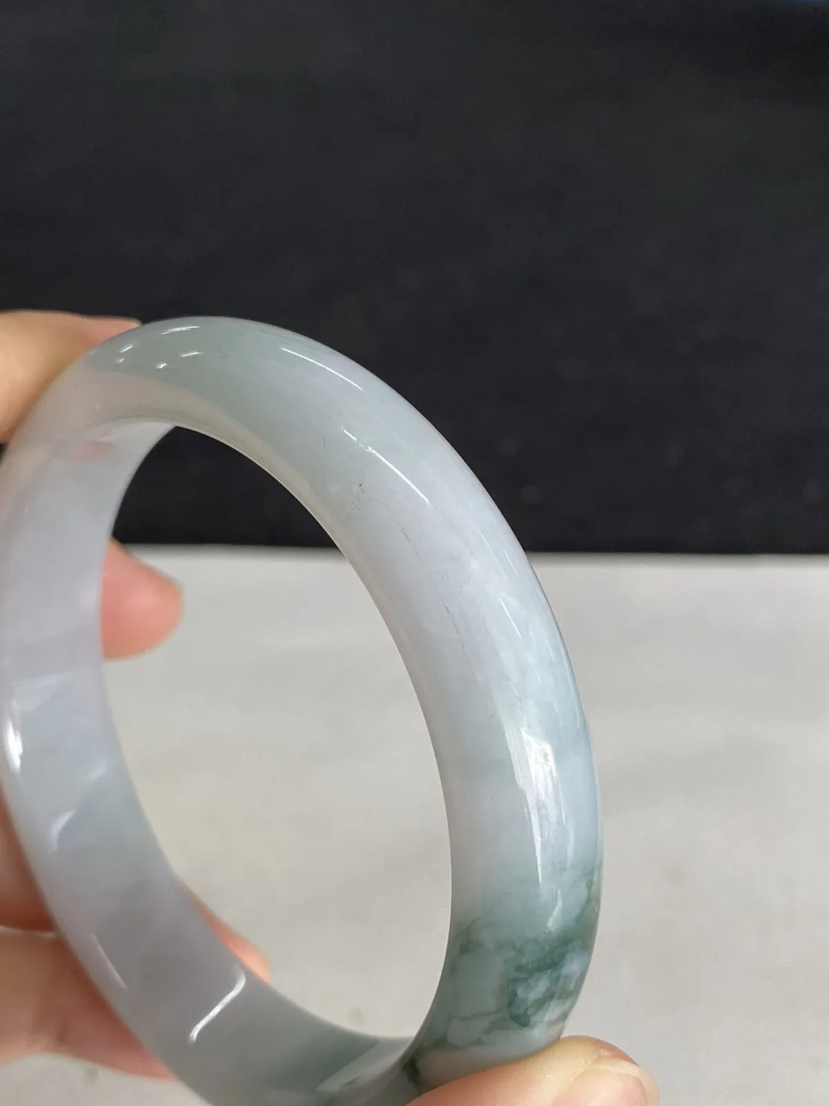 正圈56圈口，翡翠糯化种飘绿手镯