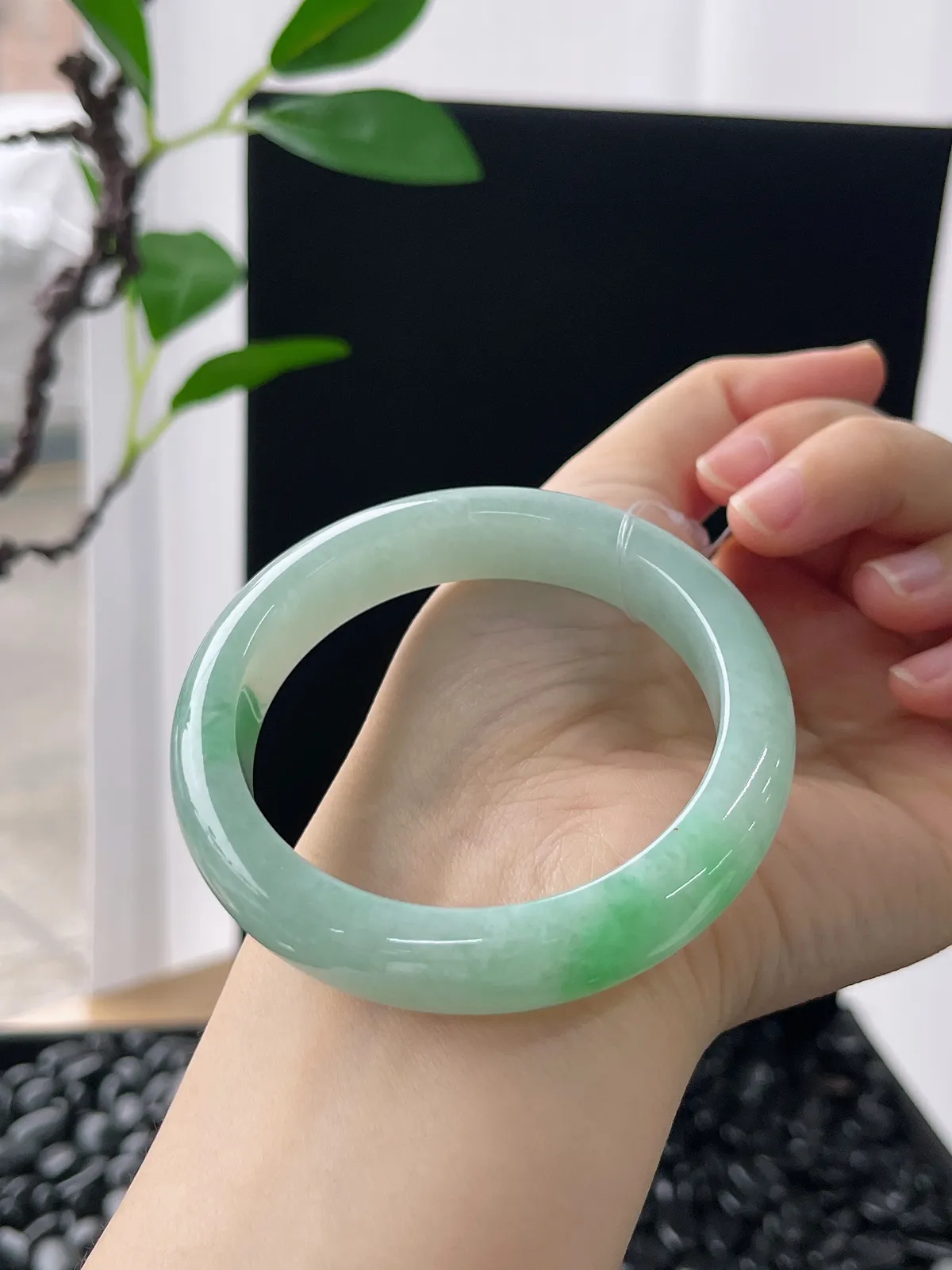 正圈53圈口，翡翠糯化种飘绿手镯