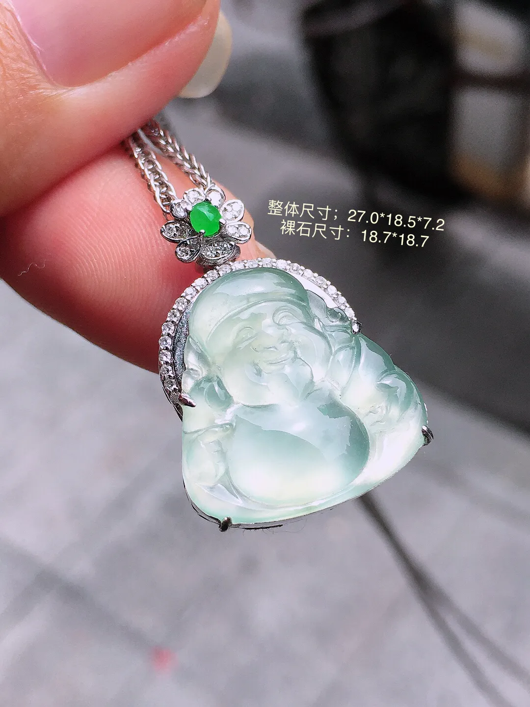 冰种【财神爷】吊坠，玉质细腻，荧光感超
强，饱满圆润，气质满满。18k
金豪华镶嵌