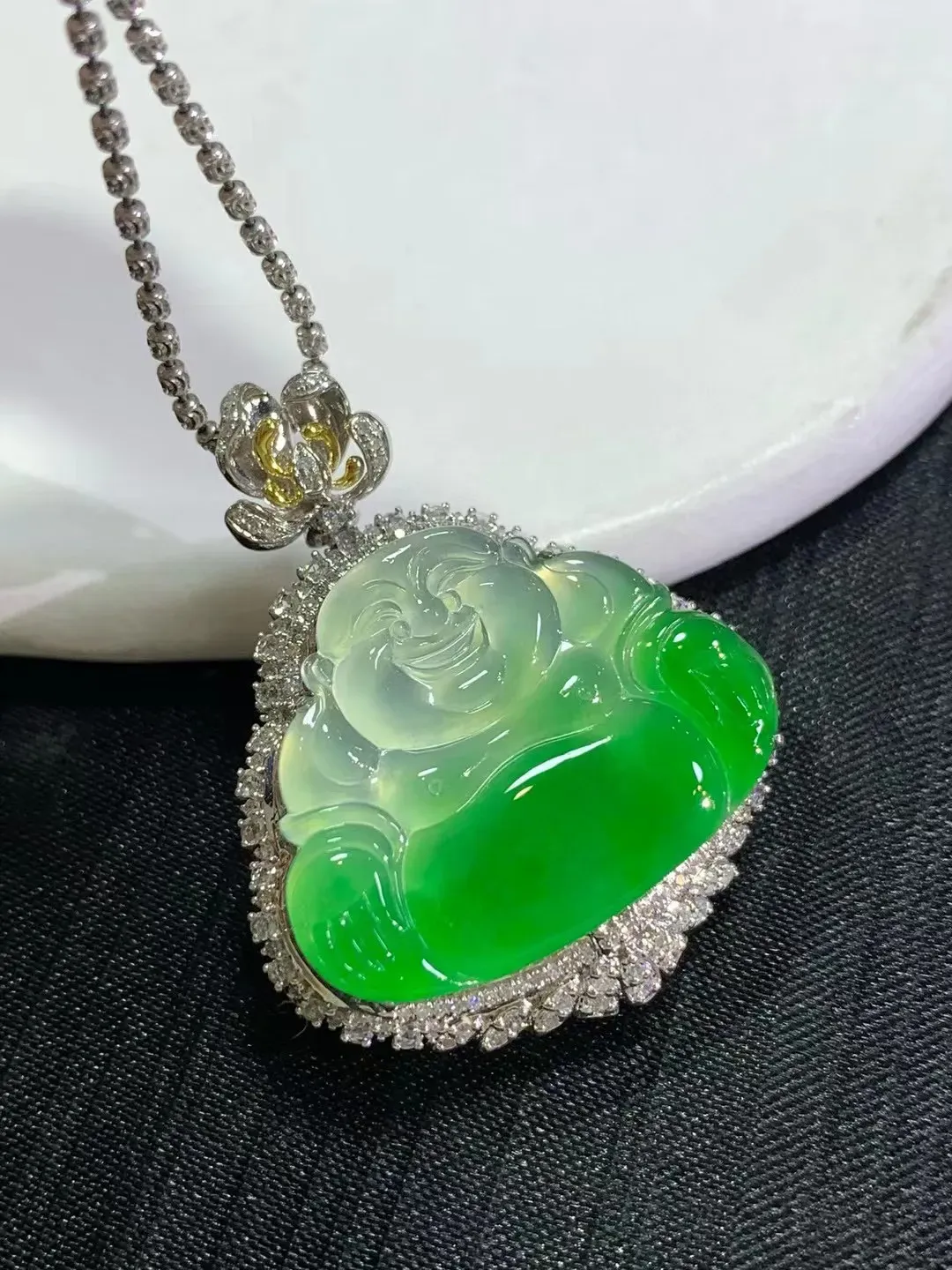 冰飘绿佛公，种色兼备，笑口常开，大肚能容