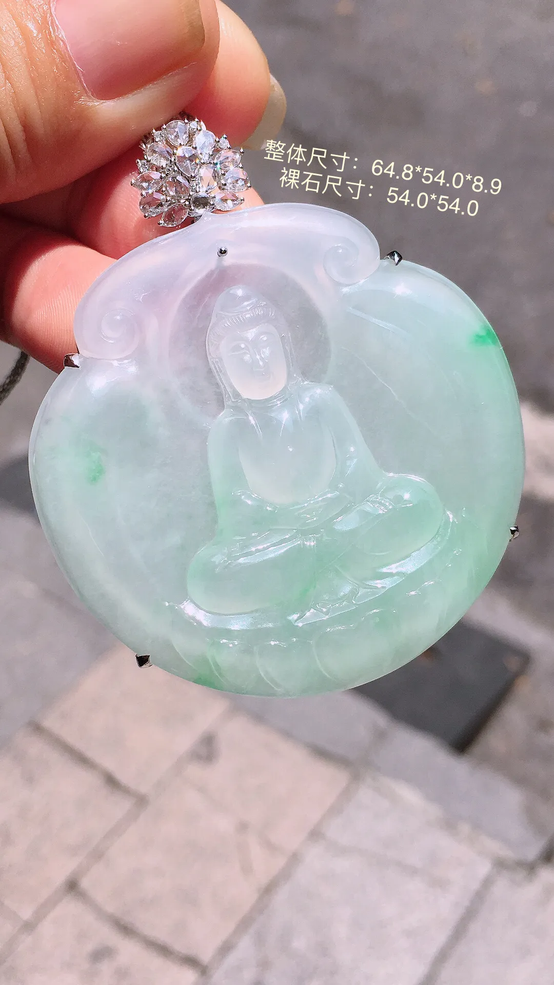 飘绿观音吊坠，色泽艳丽，玉质细腻，荧光感超
强，饱满圆润，气质满满。18k
金豪华镶嵌