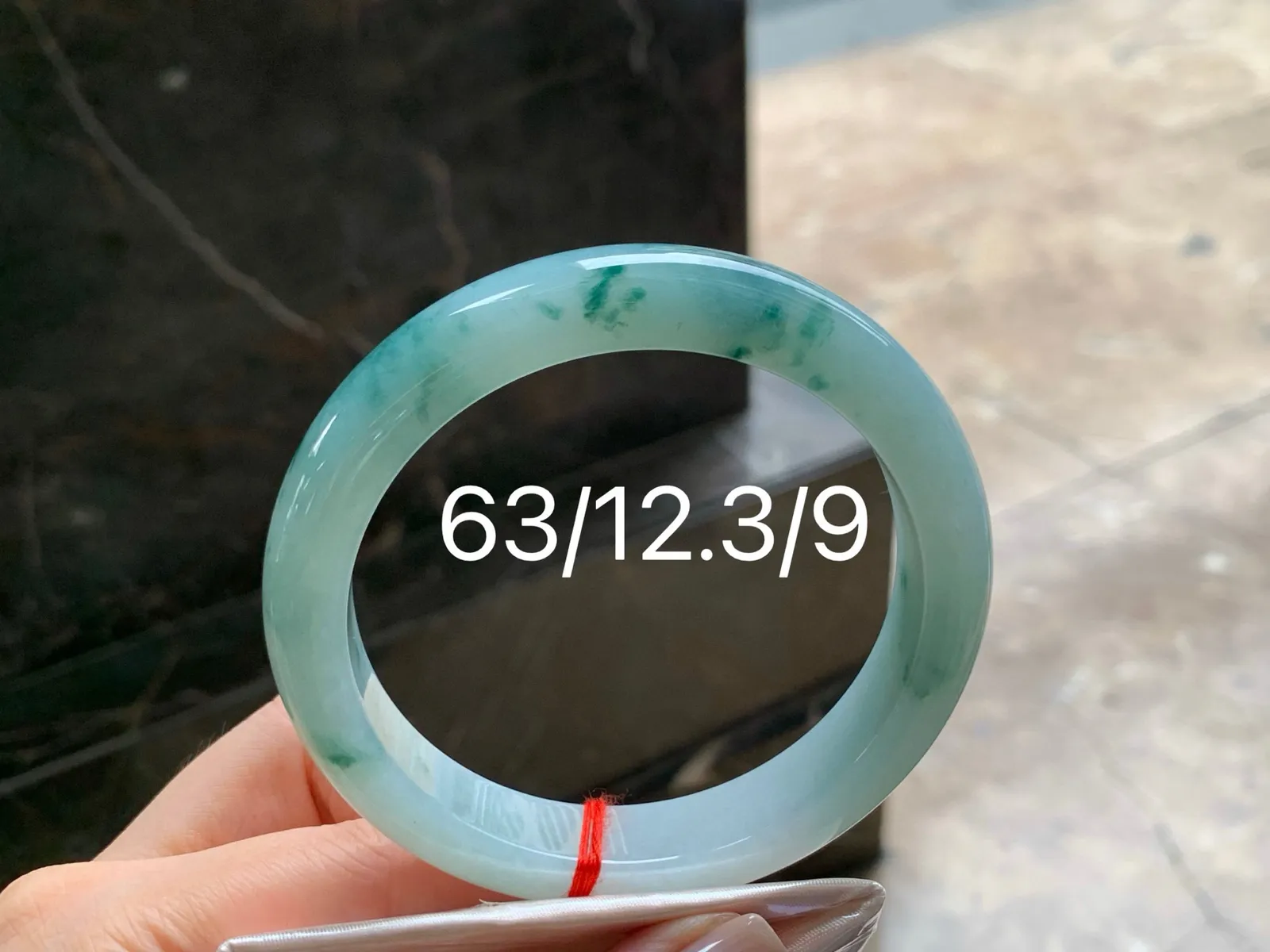 飘花大圈手镯
干净清爽 63/12.3/9mm