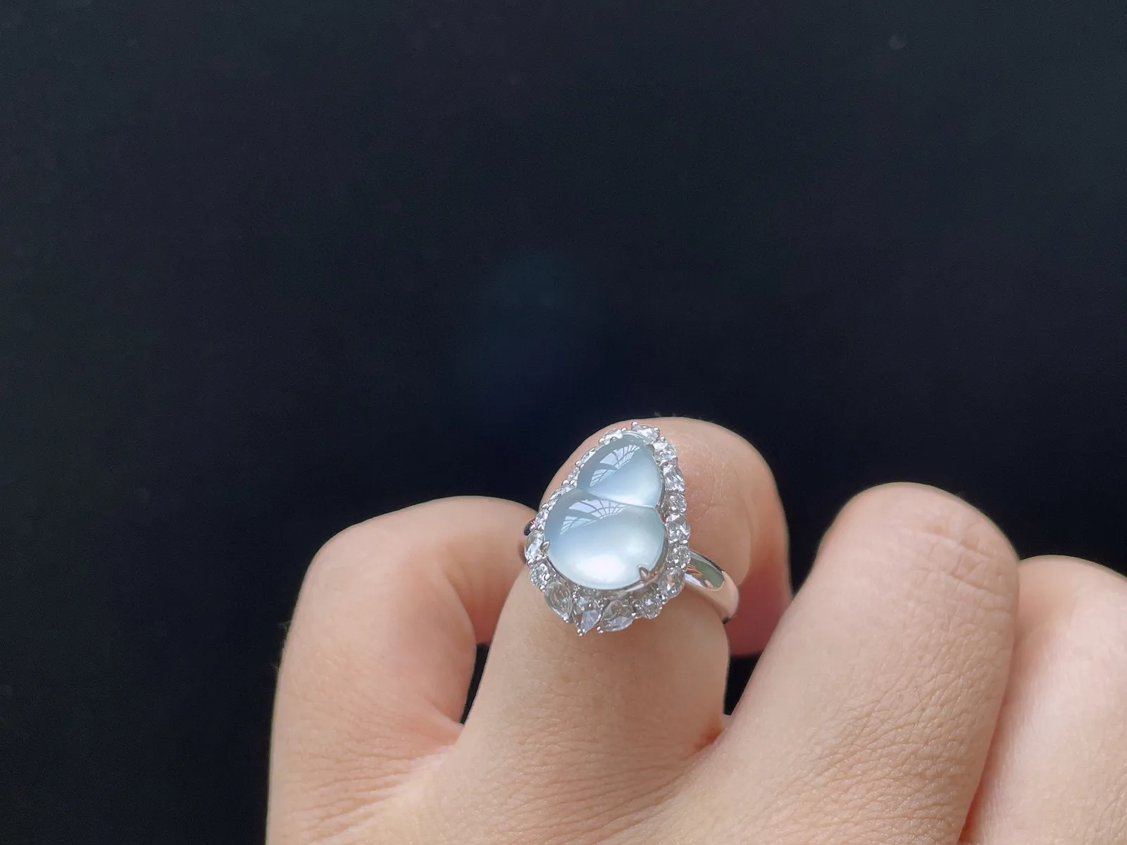 18K 冰种·葫芦戒指

裸13.5-9.9-3.5
内径17.2