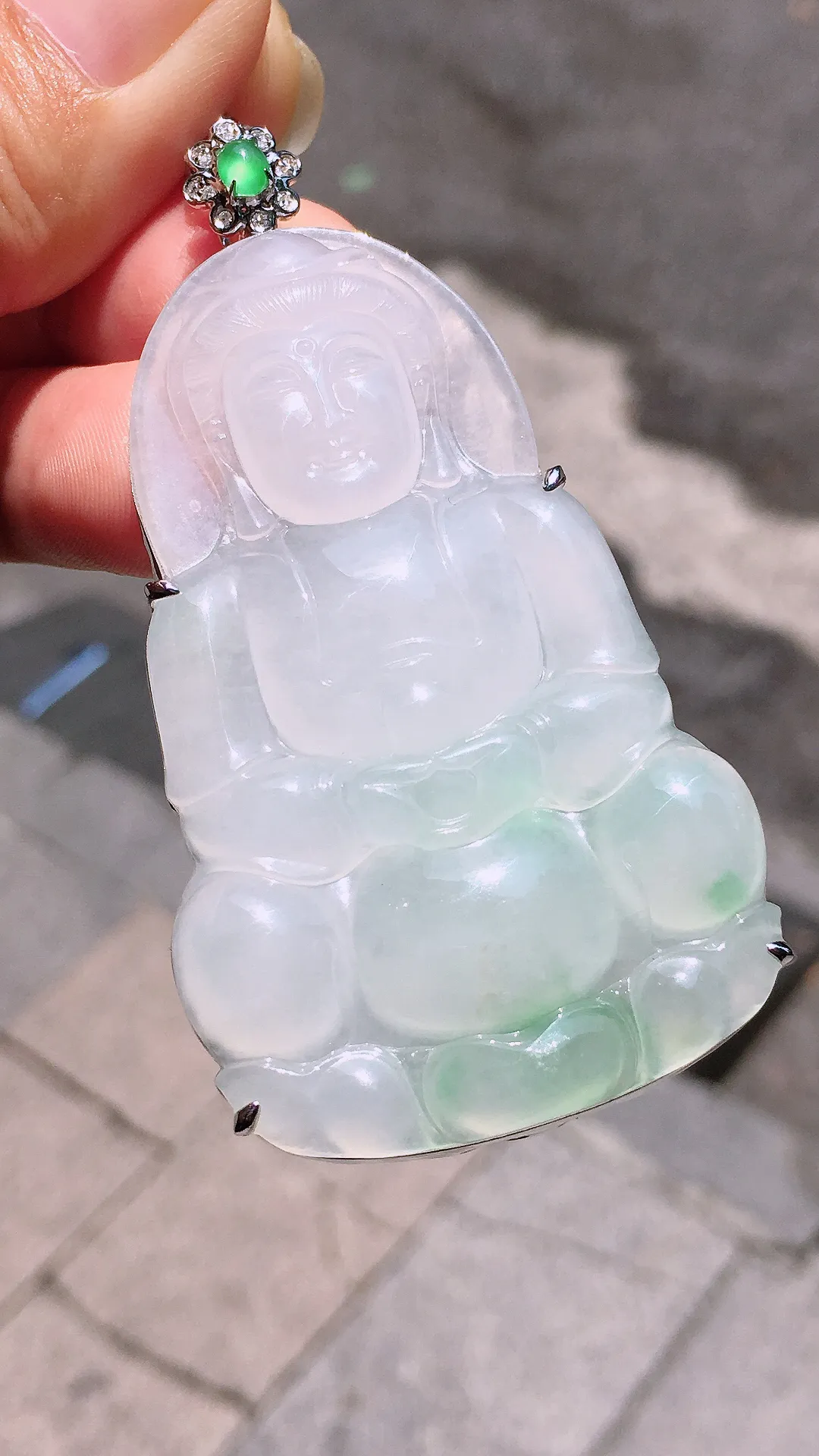 冰种观音吊坠，玉质细腻，荧光感超
强，饱满圆润，气质满满。18k
金豪华镶嵌