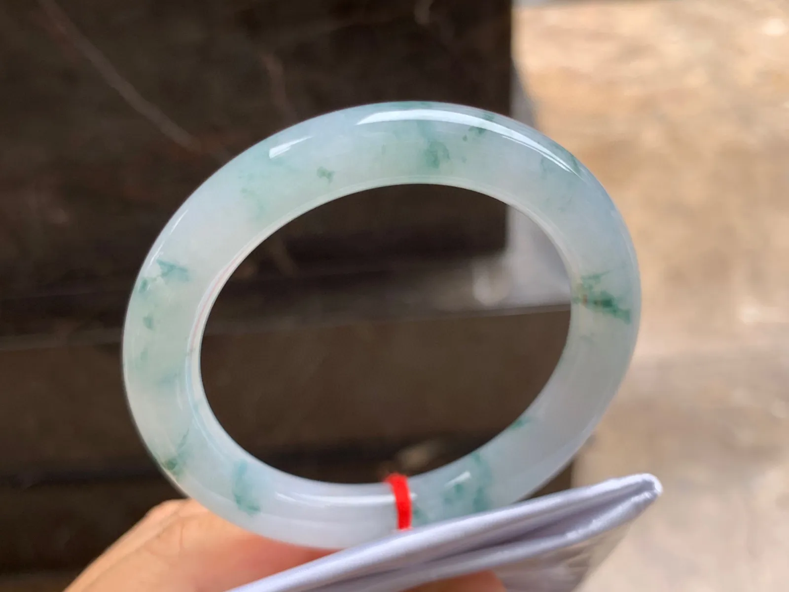 53.5-9.5mm
飘花圆条手镯 底子细腻 花色均匀