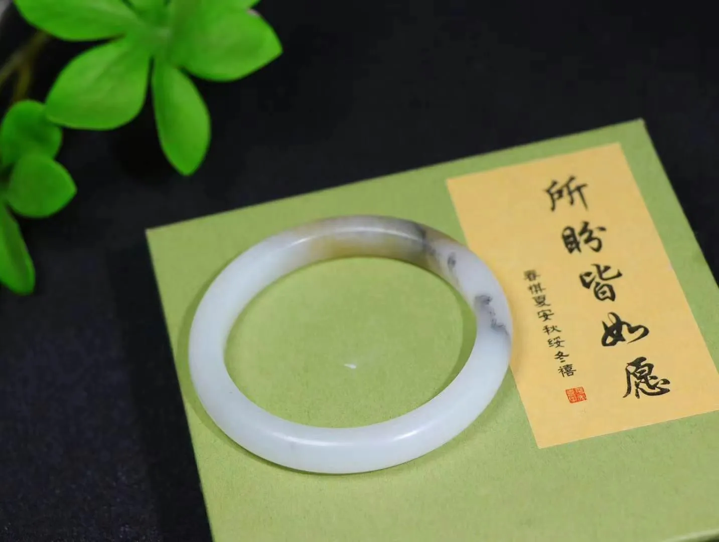 【腕间柔情】

精品和田玉糖白玉手镯，质地油润细腻，色泽高贵典雅，镯型古朴典雅。在诗情画意的雨巷相