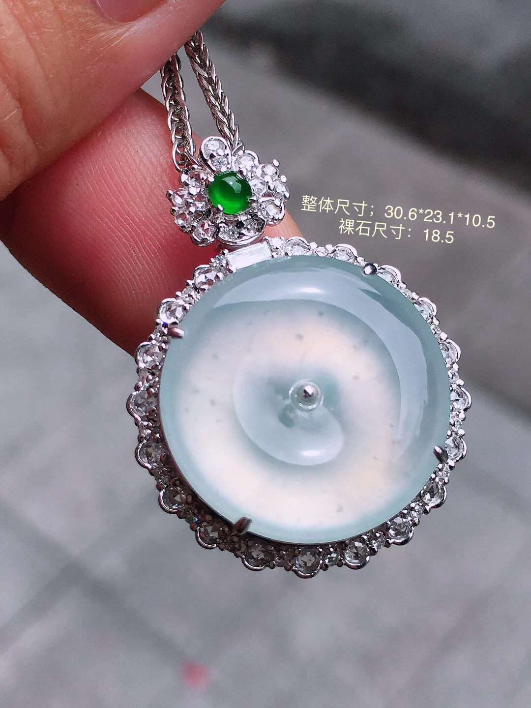 冰种平安扣吊坠，玉质细腻，荧光感超
强，饱满圆润，气质满满。18k
金豪华镶嵌