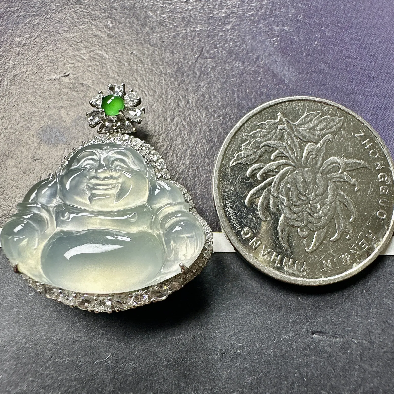 【冰种正装佛公】质地细腻，晶莹剔透，冰感十足，通透闪亮，18k金钻镶嵌，裸石尺寸17.2*22.9*3.6毫米