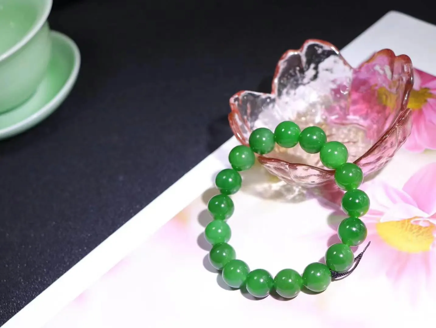 【腕间风华.手串】

精品️和田玉碧玉圆珠手串，天然纯净，玉质细腻，圆润如珠，佩戴于腕间，尽显高贵气质。无论是日常搭配还是重要场合，都是您优雅风范的点睛之笔。
重45.4克  尺寸取一11.8mm I11924906825