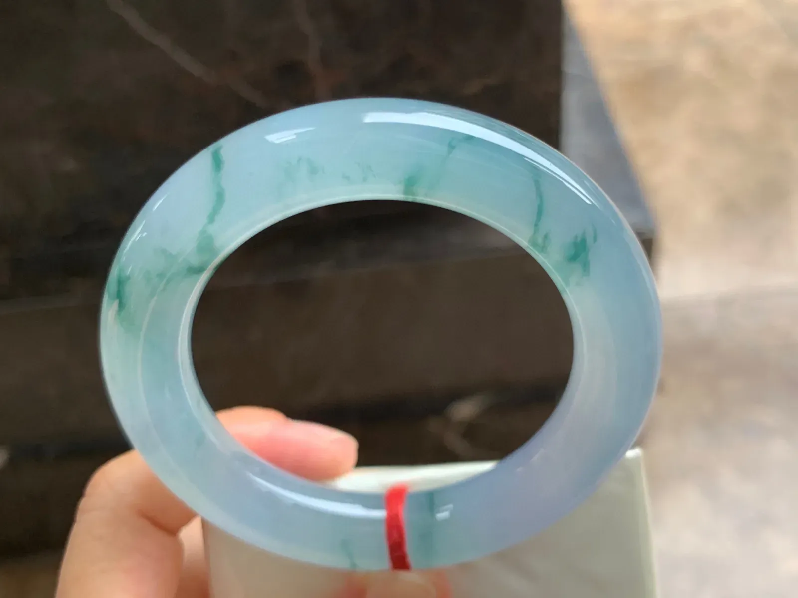 56-12.5mm
冰种飘花圆条手镯 冰透水润 起胶的料子 条形优秀 上手漂亮