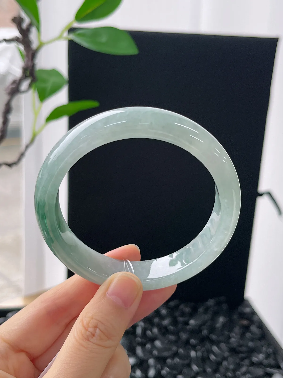 正圈58.4圈口，翡翠糯化种飘绿手镯