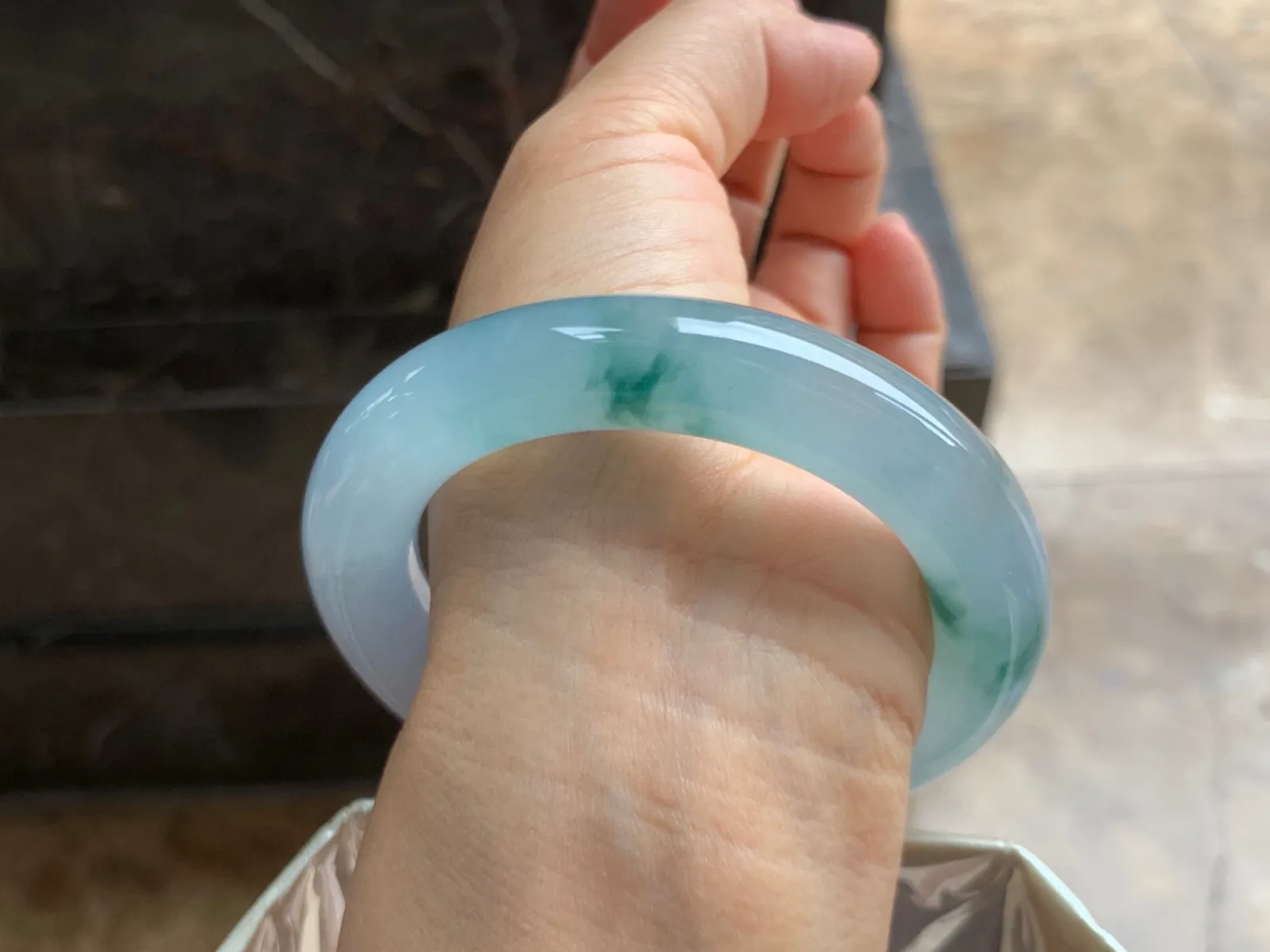 56-12.5mm
冰种飘花圆条手镯 冰透水润 起胶的料子 条形优秀 上手漂亮