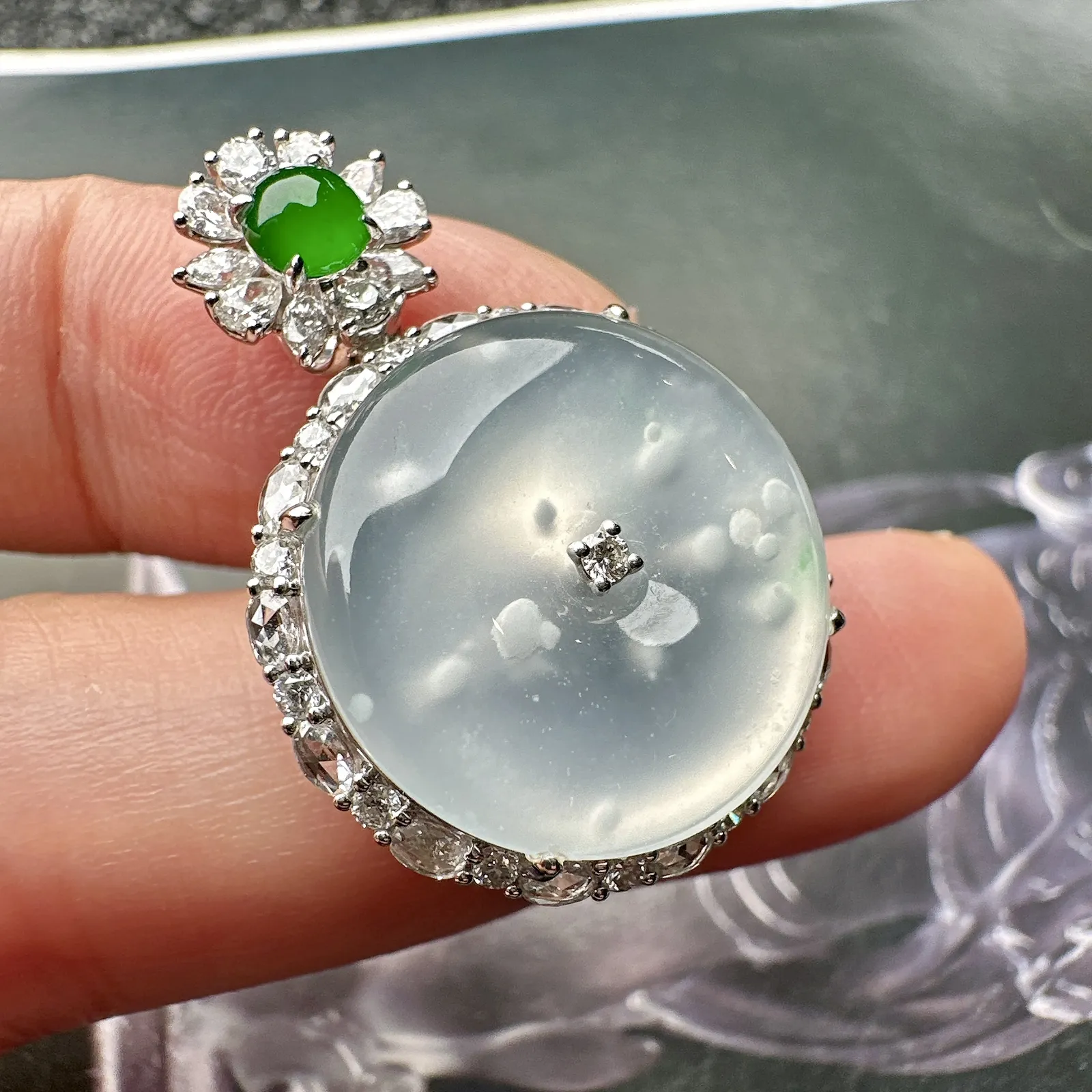 【玻璃种雪花棉平安扣】木那老坑料，质地细腻，冰润十足，种老冰透，荧光闪耀，18k金钻镶嵌，裸石尺寸1